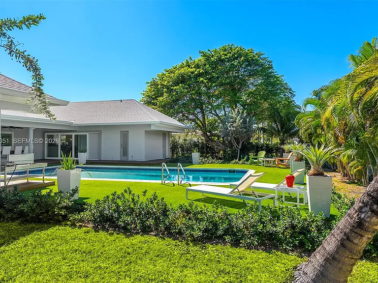 424 Alamanda Dr — Photo 35