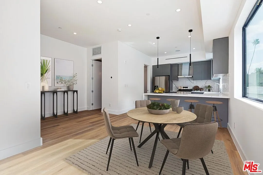 4 bed, 4.5 bath, 2600 sqft, $7,995 — Photo 4
