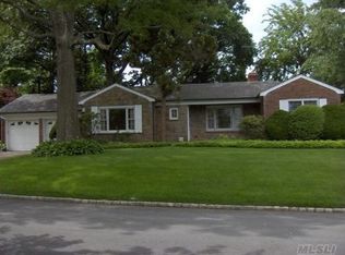 24 Vanderlyn Dr, Manhasset, NY 11030