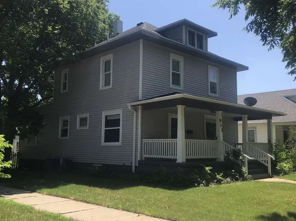 911 E 1st St, McCook, NE 69001