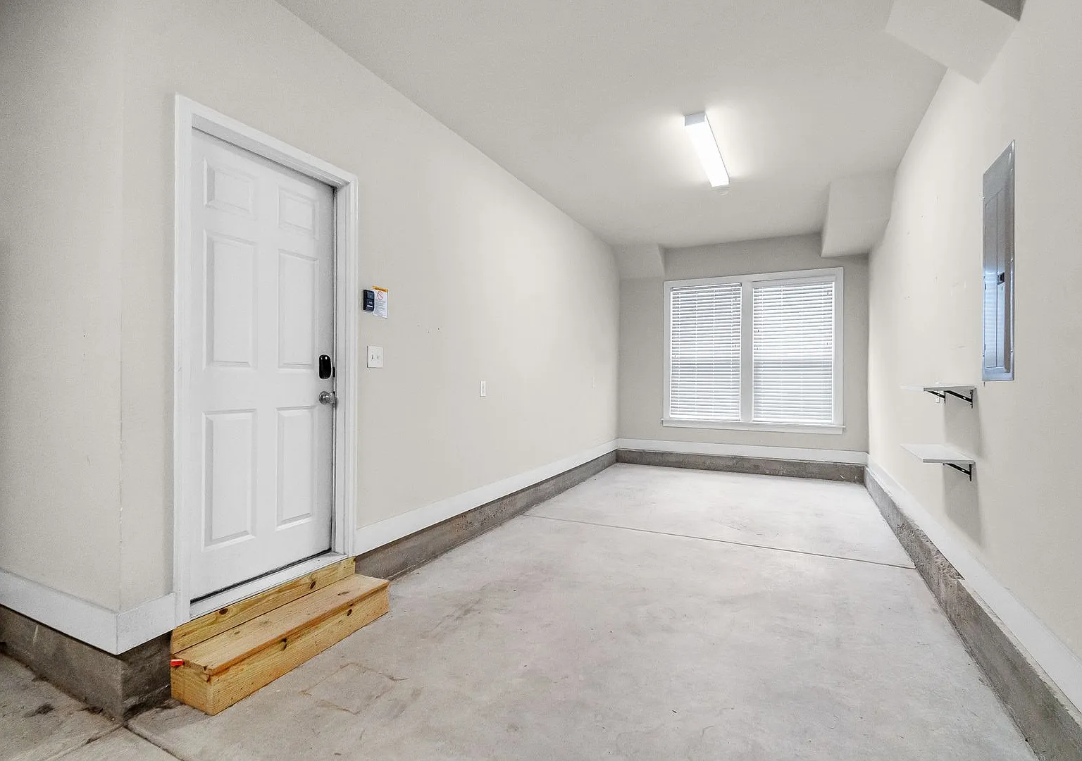 Stunning Townhome With Skyline Views! — Photo 3