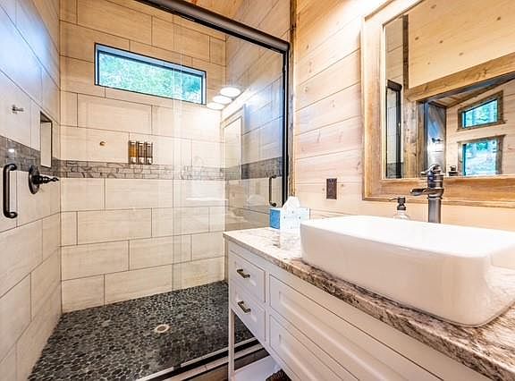 2nd image of 46 Oak Spring Cir