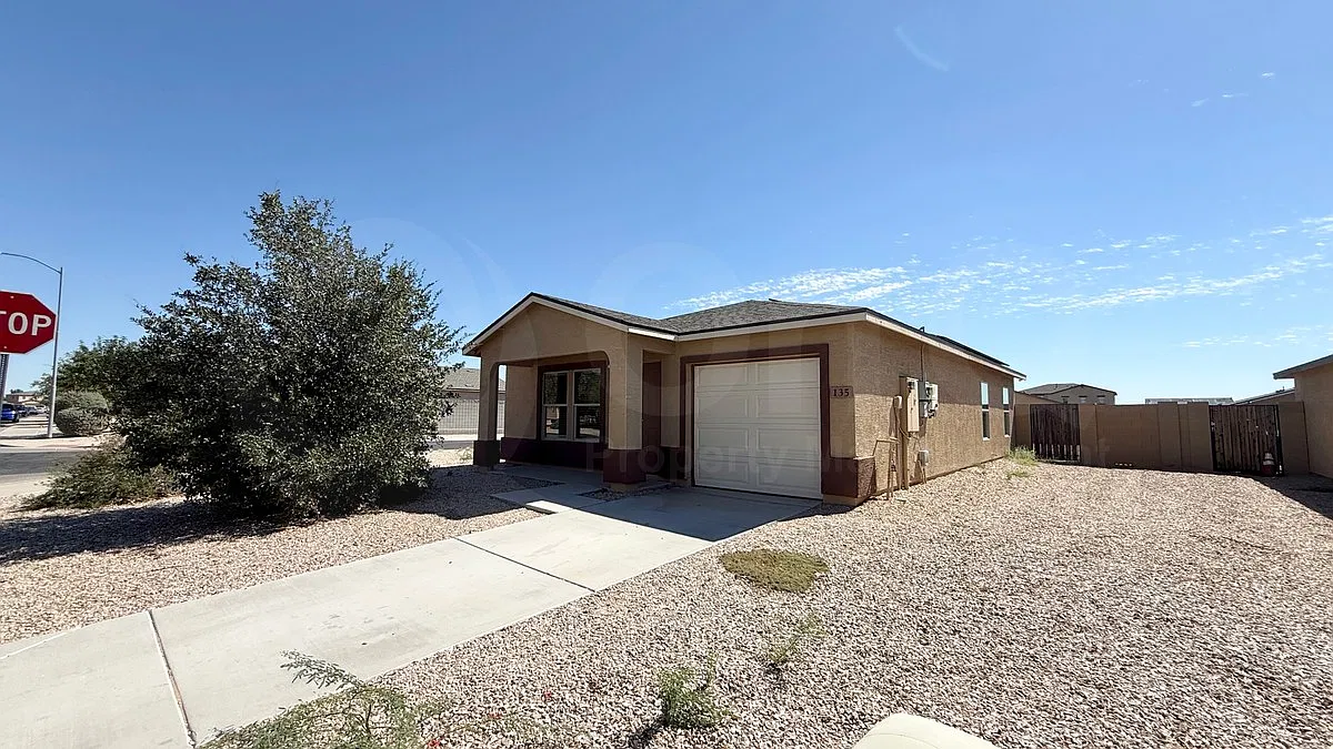3 bed, 2.0 bath, 1002 sqft, $1,650 — Photo 1