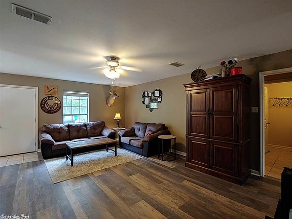 3rd image of 1900 Hidden Oaks Dr