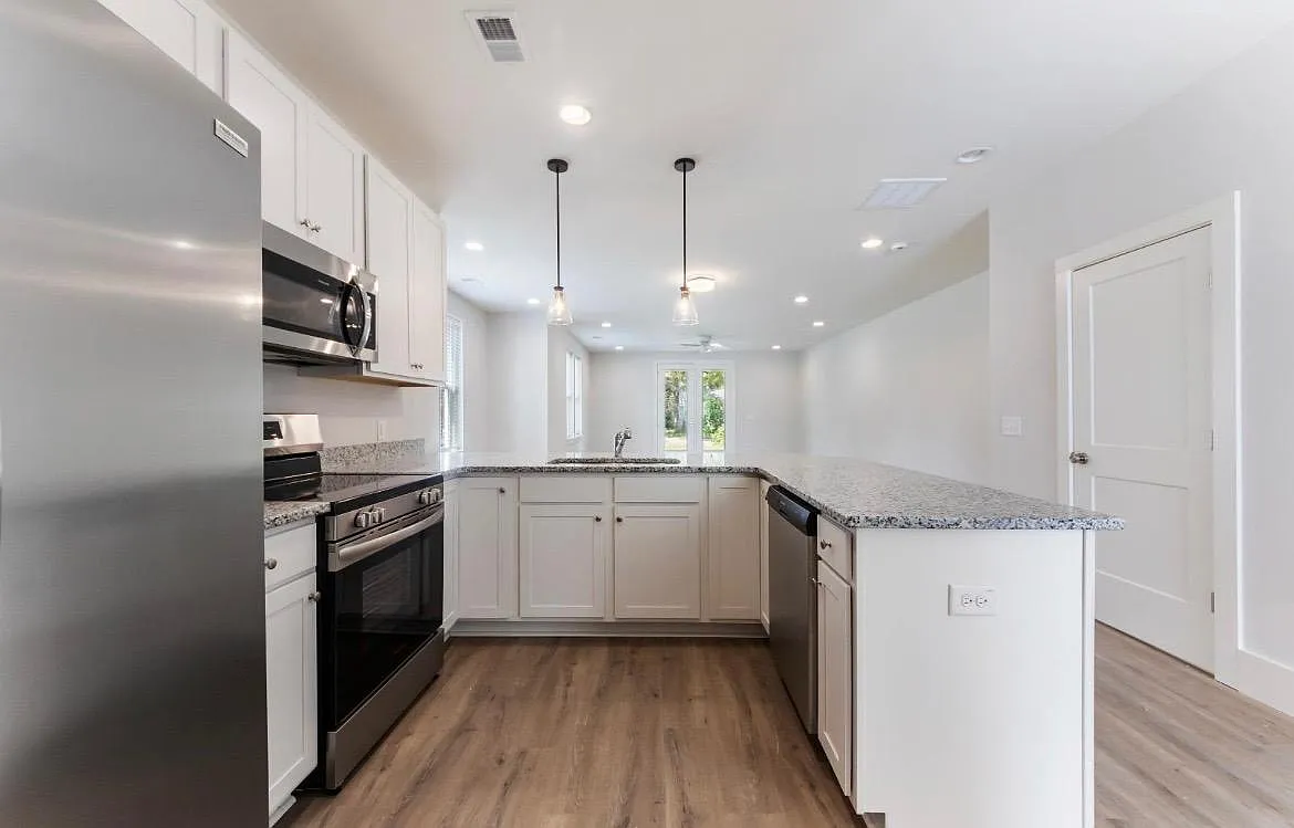 629 W 4th North St - . — Photo 2
