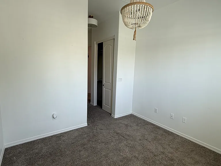 1554 E Kings Ct — Photo 3
