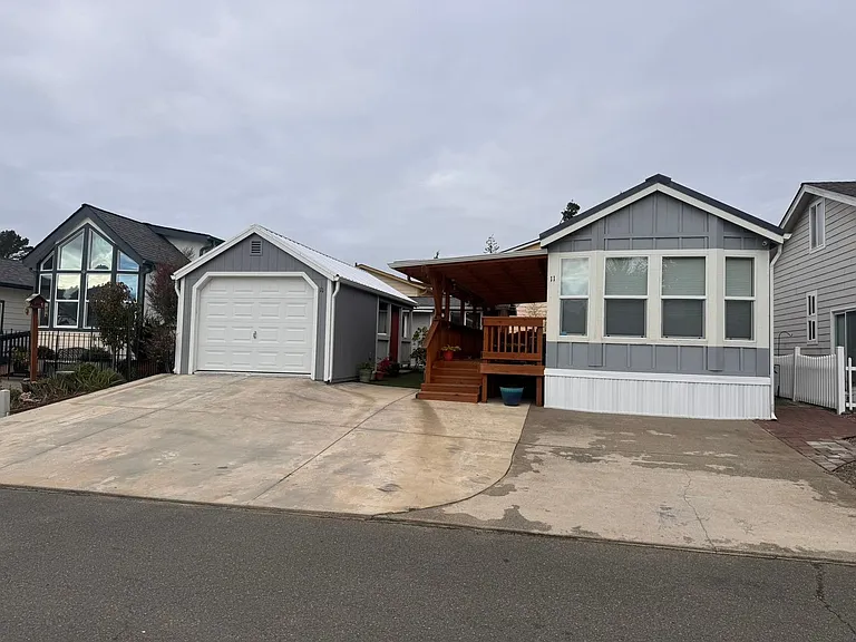 11 Pond Ln — Photo 3