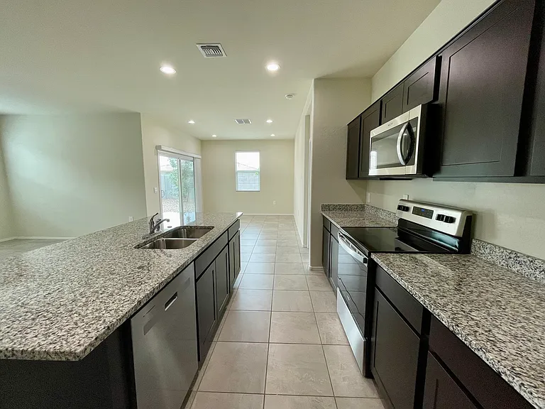 18563 W Desert Hollow Dr — Photo 7