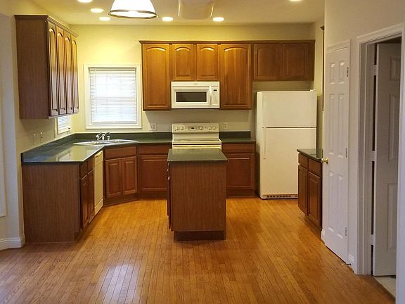 2nd image of 14 Stratford Hall Ct