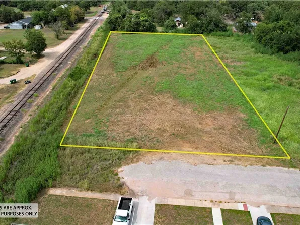 806 & 810 W 7th St, Cameron, TX 76520
