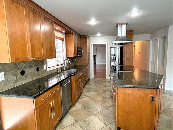 5th image of 916 129th Pl NE