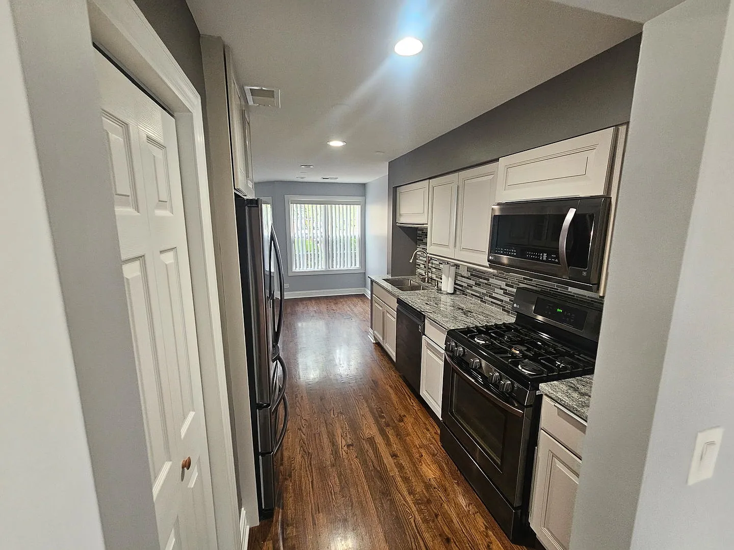 3 bed, 2.5 bath, 1581 sqft, $2,700 — Photo 3