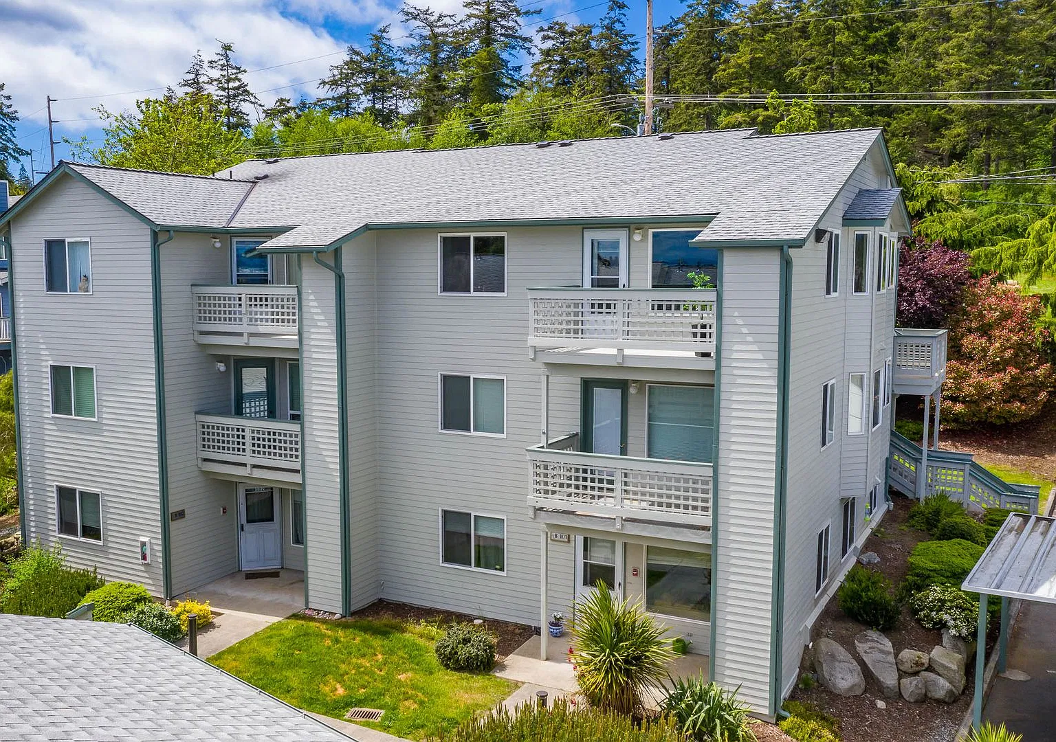 Beautifully updated 2 bed, 2 bath Condo in Pointe Of View — Photo 1
