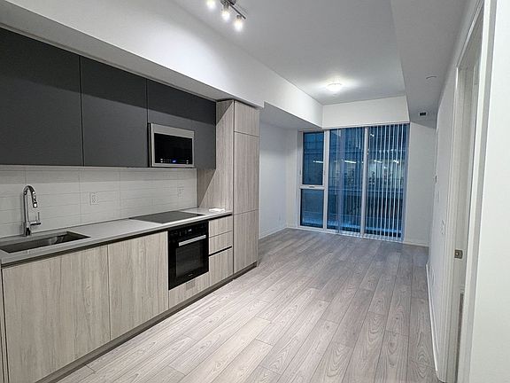 5th image of 400 King St W #720