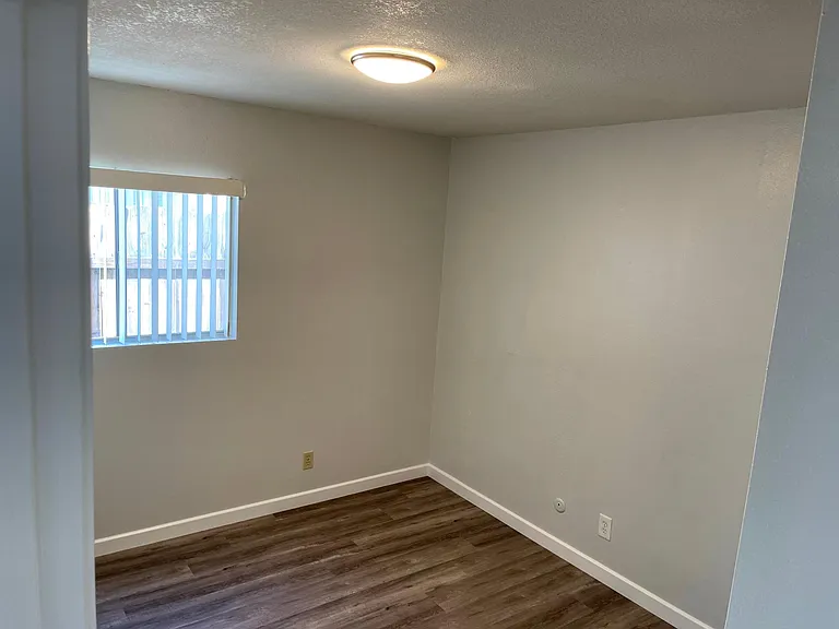 Recessed lighting in all rooms