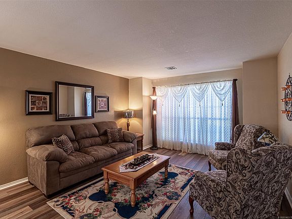 4th image of 2601 Highwood Dr