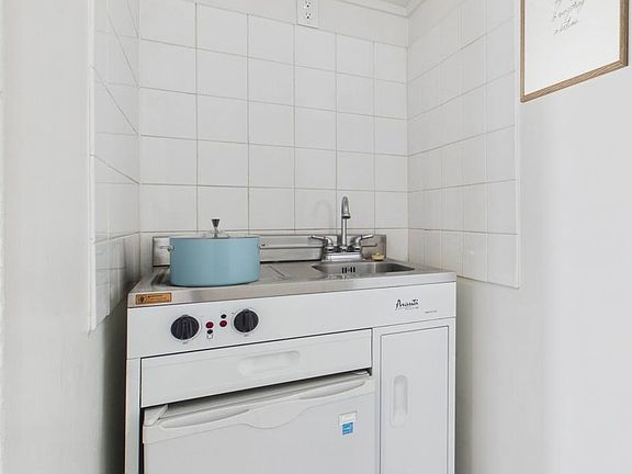 4th image of 7307-7311 N Variel Ave #7-6