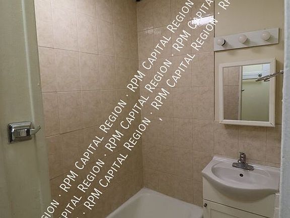 3rd image of 1102-1108 Barrett St #4