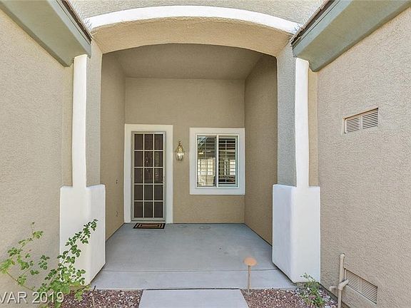 3rd image of 10539 Linderhof Ave