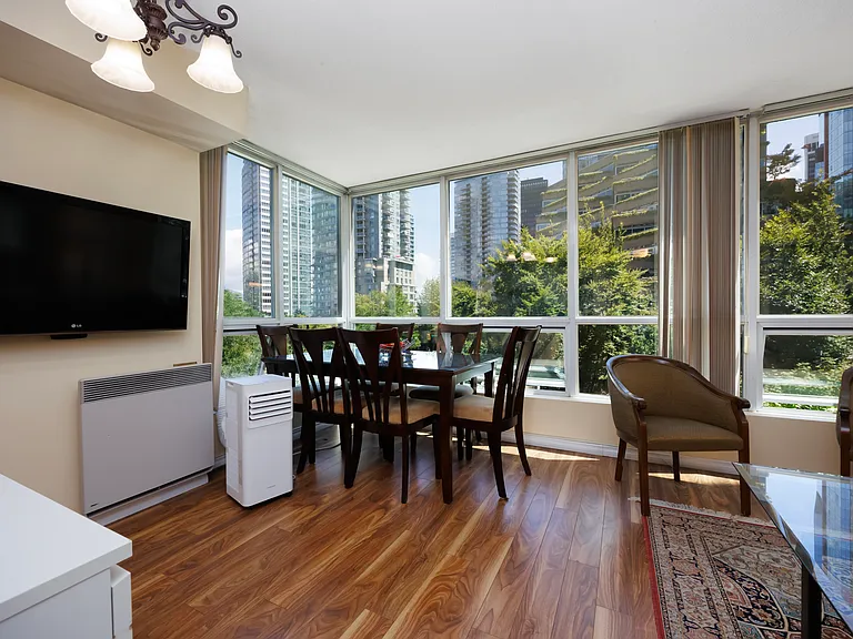 555 Jervis St #304 — Photo 8