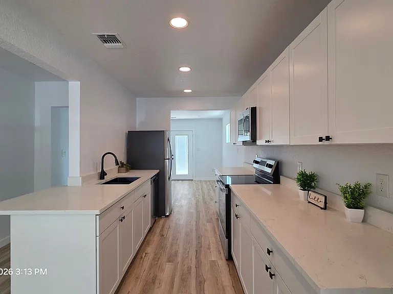 2530 W Woodlawn Ave — Photo 6