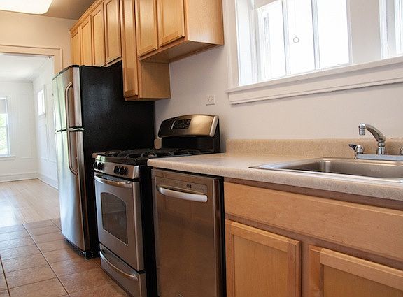 2nd image of 539 W Wellington Ave APT 08