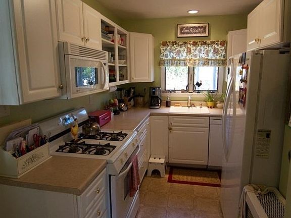 2nd image of 8 Elizabeth Ln