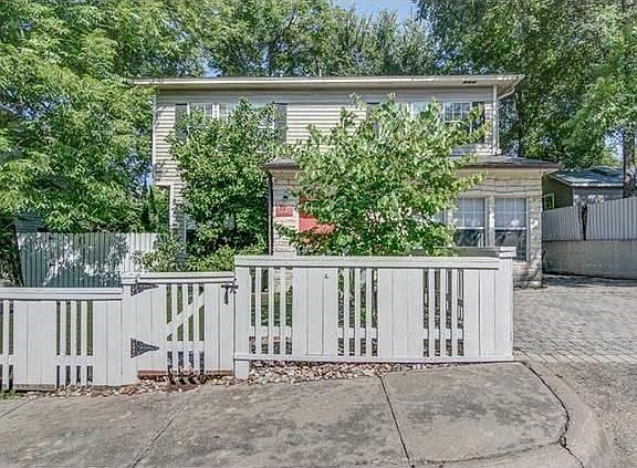 3rd image of 802 Oakland Ave