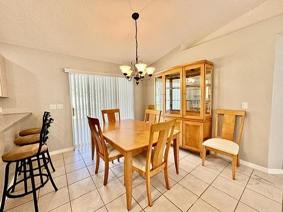 4th image of 25 Fort Caroline Ln