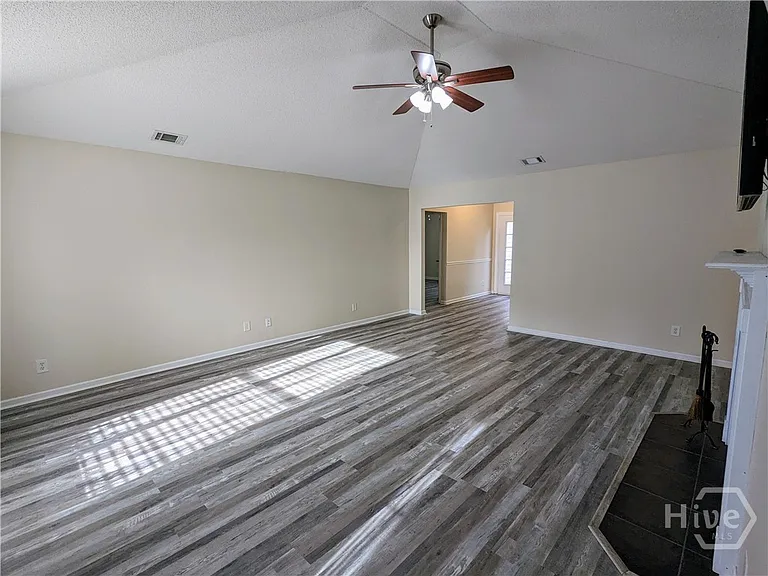 89 Carlisle Ln — Photo 4
