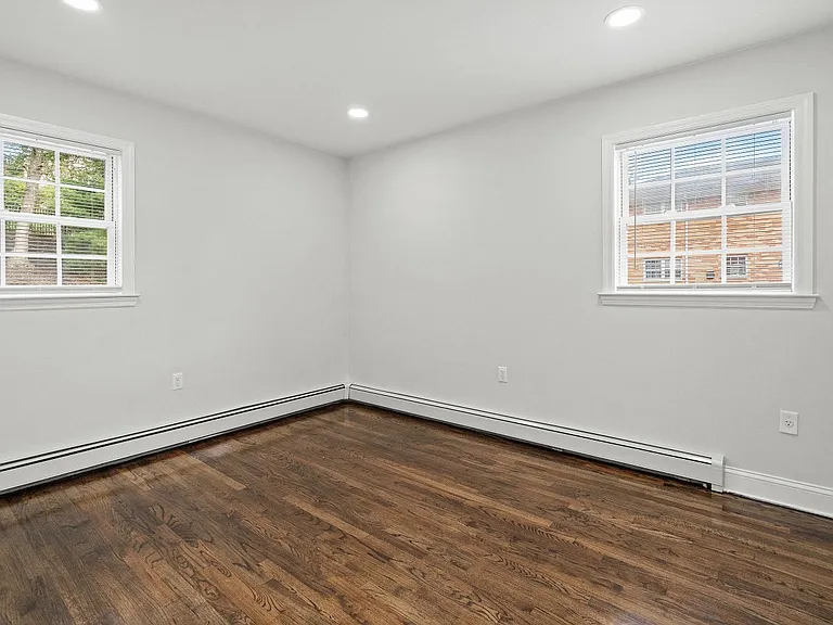 Riverview Manor Apartments — Photo 10