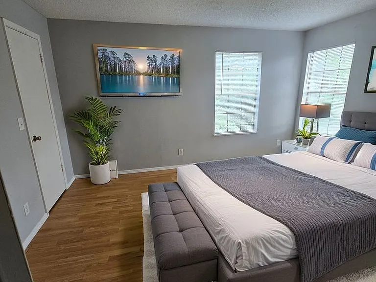 300 Lakepointe Dr #204 — Photo 6