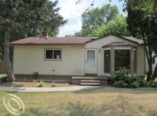 6485 Maceday Dr, Waterford, MI 48329
