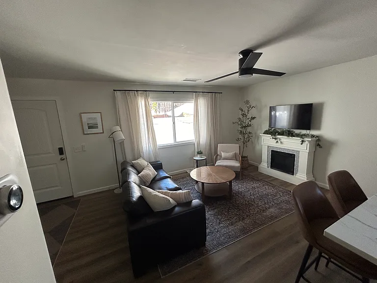 37244 Fallsgrove Ave #B — Photo 2