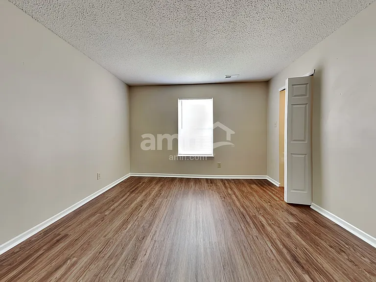 106 Frostwood Ln — Photo 16