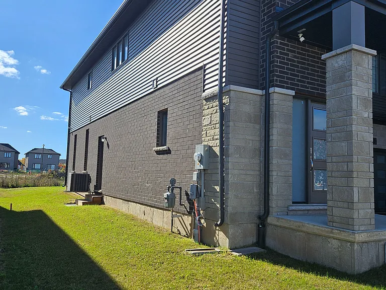 82 Acacia Rd — Photo 3