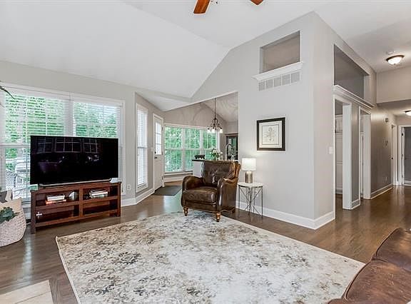 4th image of 1404 NE Bronze Dr