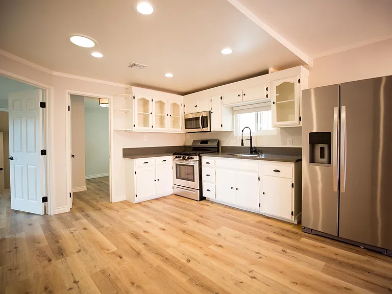 2210 Clinton St — Photo 2