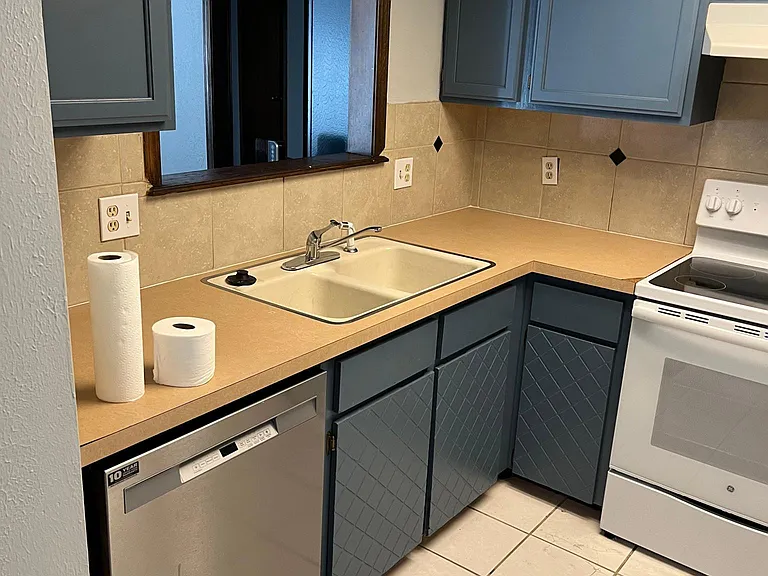 9029 N Rockwell Dr — Photo 2