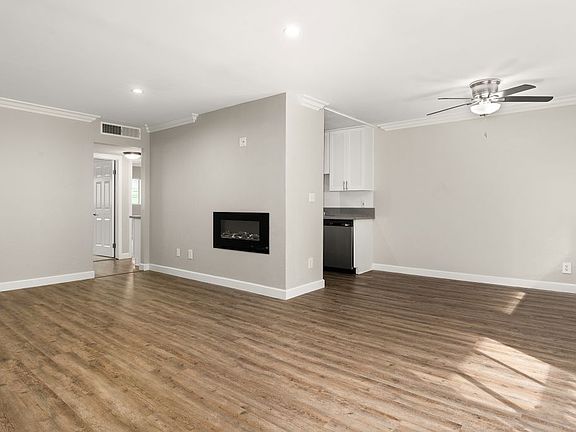 3rd image of 13220 Riverside Dr #20-208