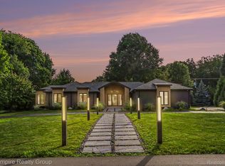 4340 Queens Way, Bloomfield Hills, MI 48304