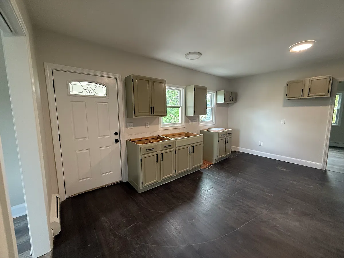 Building Photo - 15 Oakes Ave #2