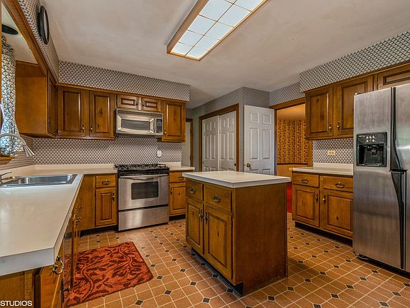 3rd image of 1130 Larkspur Ln