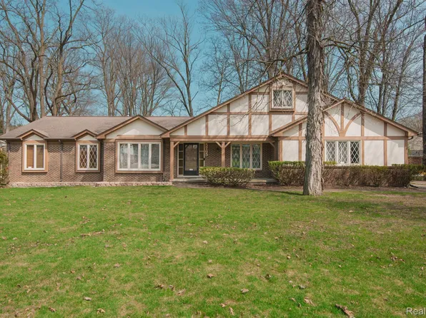 5765 Cherry Crest Dr, West Bloomfield, MI 48322