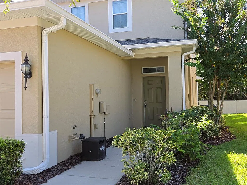 3 bed, 2.5 bath, 1860 sqft, $2,395 — Photo 2