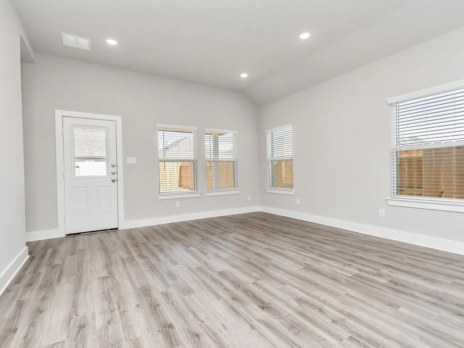4 bed, 2.0 bath, 2157 sqft, $3,175 — Photo 4