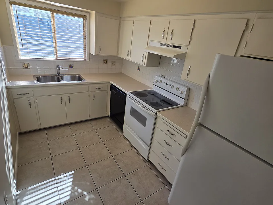1825 W Pacific Ave #6