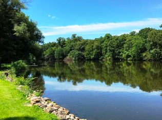 2734 Fox Grove Dr, Waterford, WI