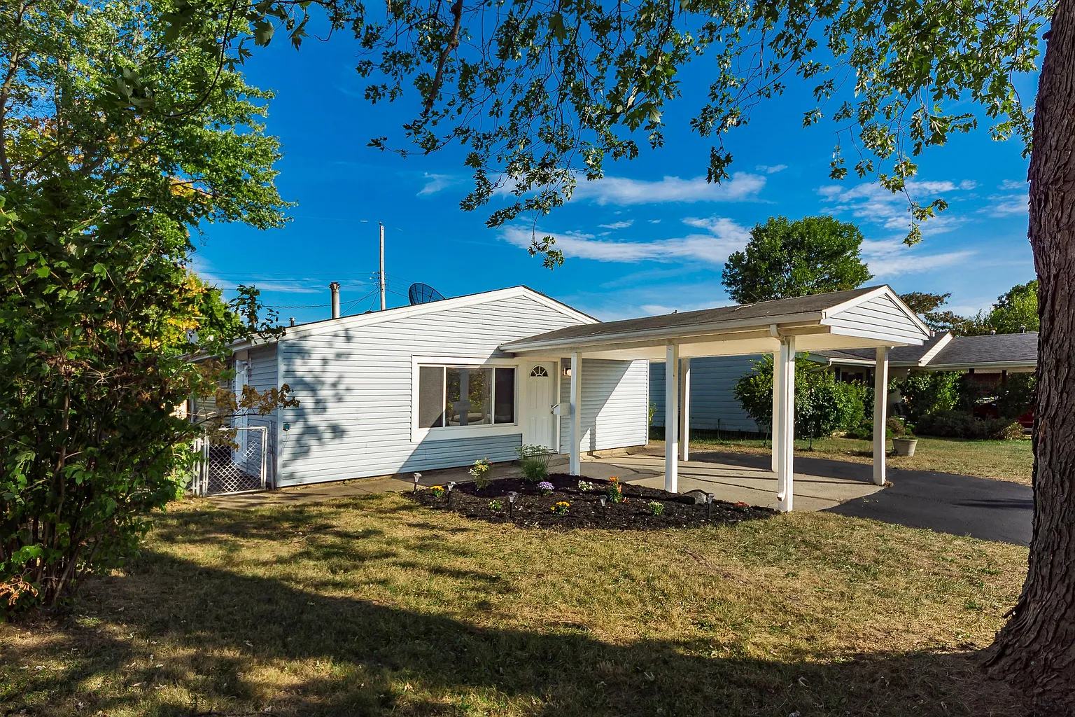 886 Miriam Dr W photo 1