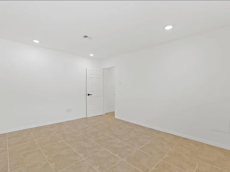 9930 Valley Lake Dr — Photo 7